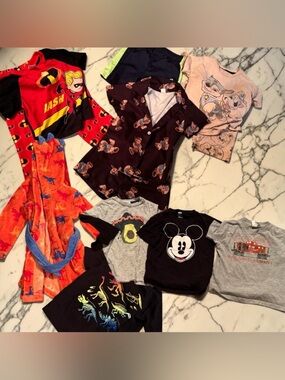 12 Bundle lot 4T 1 robe 4shirt 1pj set 1short 2short outfit sets no stains